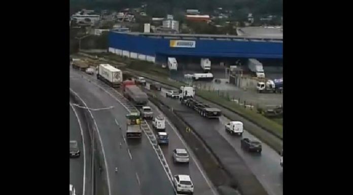 VIDEO Três acidentes causam transtorno aos motoristas e bloqueiam BR-101 em Joinville
