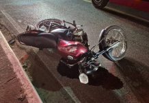 Motociclista sofre acidente e fica com a cabeça presa na ponte de Penha