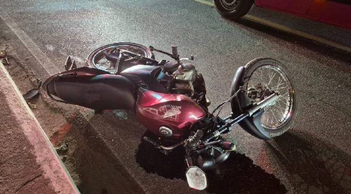 Motociclista sofre acidente e fica com a cabeça presa na ponte de Penha