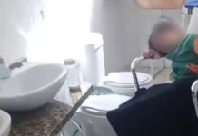 Menino autista de 4 anos é achado amarrado no banheiro de escola