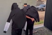 VIDEO Dupla é presa por posse irregular de arma de fogo em Barra Velha