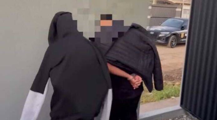 VIDEO Dupla é presa por posse irregular de arma de fogo em Barra Velha