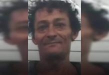Homem mata e arranca a língua da irmã na frente da mãe