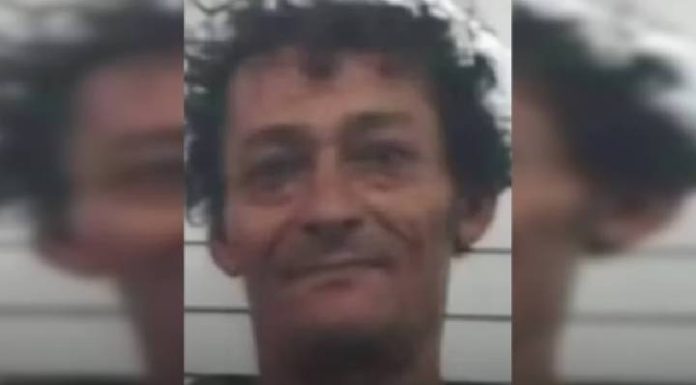 Homem mata e arranca a língua da irmã na frente da mãe