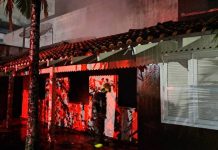 Incêndio destrói casa abandonada em Balneário Piçarras durante a madrugada
