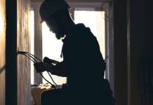 Mulher fica sem luz, aciona empresa de energia e é estuprada por funcionário terceirizado