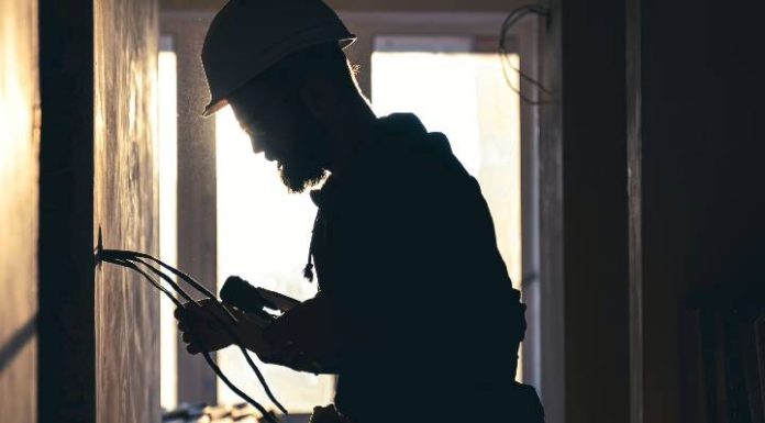 Mulher fica sem luz, aciona empresa de energia e é estuprada por funcionário terceirizado