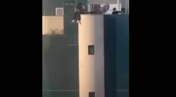 VIDEO Jovem sentada na beira do prédio assusta moradores em BC