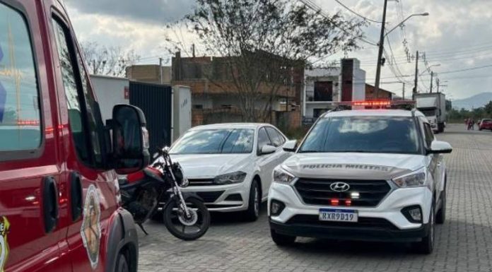 Menina de quatro anos corre para rua e é atropelada