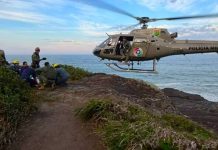 VIDEO Idosa é resgatada por helicóptero após queda em trilha na Galheta, em Penha