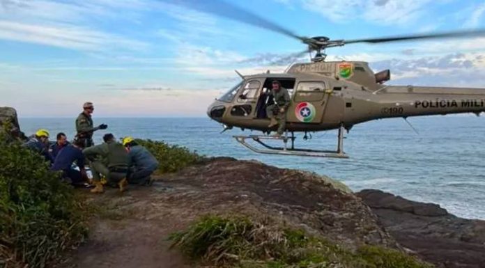 VIDEO Idosa é resgatada por helicóptero após queda em trilha na Galheta, em Penha