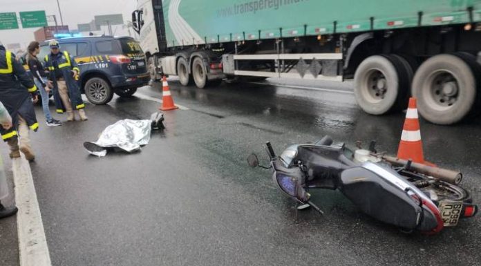 Motociclista morre após perder o controle da moto e cair na BR-101, em Penha