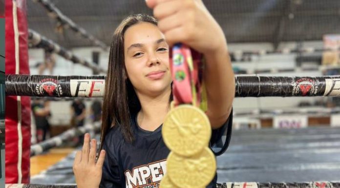 Câmara de Itapema homenageia atleta do kickboxing e propõe incentivo financeiro a esportistas do município