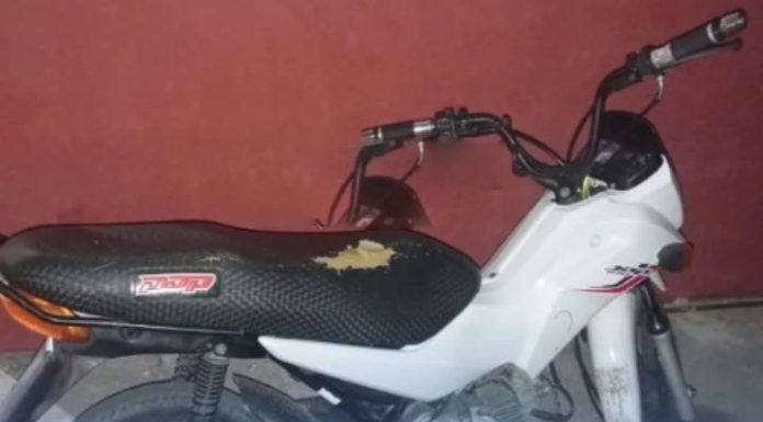 Sem dinheiro para pagar o motel, casal empenha moto roubada