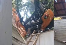 Trator despenca de morro, atinge casa e mulher fica pendurada no veículo em SC