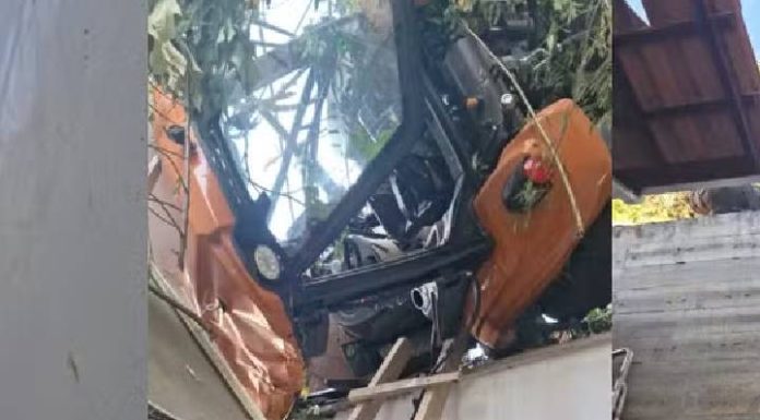 Trator despenca de morro, atinge casa e mulher fica pendurada no veículo em SC