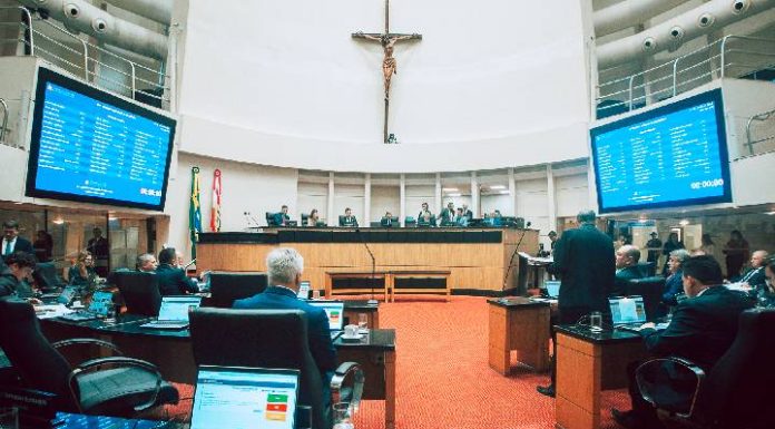 Funcionários públicos de diversas categorias ganham reajuste salarial em SC