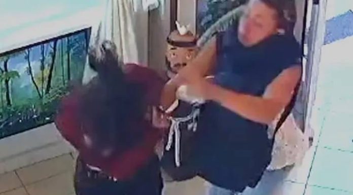 VIDEO Estudante é agredida na rua por estar sem sutiã: “Você vai morrer”