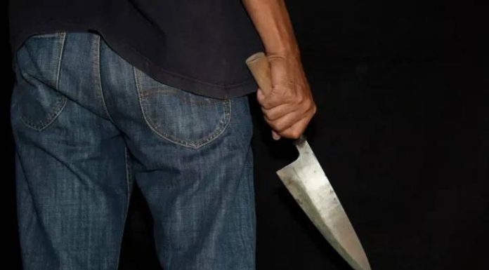 Homem armado com faca invade casa, ataca vizinhos e deixa feridos