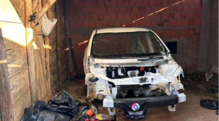 PM de Barra Velha flagra desmanche de carro furtado e homem é preso por receptação