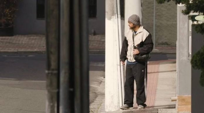 Prefeito do PSD de SC se disfarça de morador de rua e se surpreende com resultado