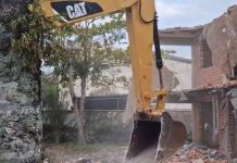 VIDEO Construtora é acusada de provocar rachaduras em residência onde funciona igreja em Penha
