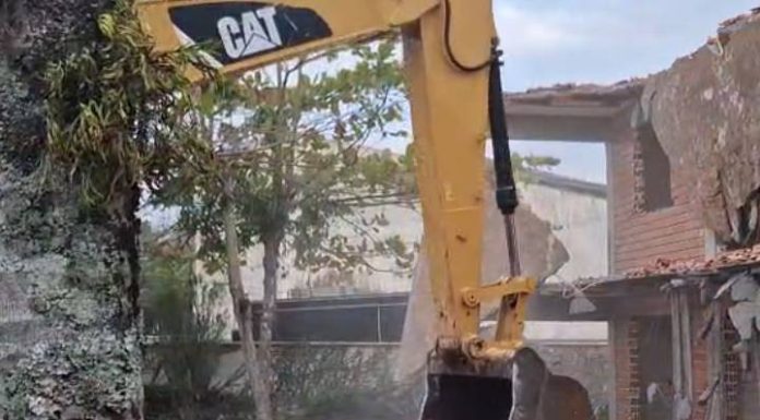 VIDEO Construtora é acusada de provocar rachaduras em residência onde funciona igreja em Penha