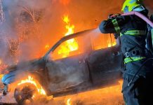 Carro é incendiado na Rua Joaquim Ludgero, no centro de Penha