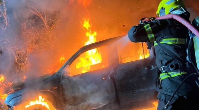 Carro é incendiado na Rua Joaquim Ludgero, no centro de Penha