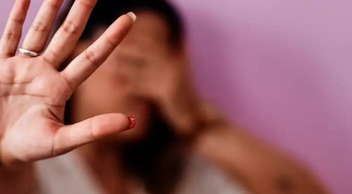 Pai é preso por estupro após áudio gravado pela mãe da adolescente