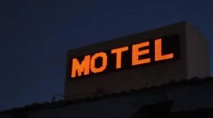 TE CUIDA NÃO! Idoso leva 4 novinhas para o motel e passa mal