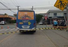 Mulher morre atropelada por micro-ônibus em Bombinhas