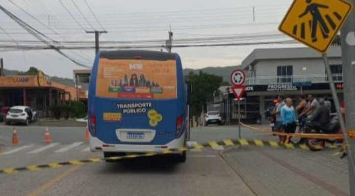 Mulher morre atropelada por micro-ônibus em Bombinhas