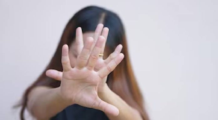 Homem obriga namorada a beber xixi e ameaça furar o olho dela