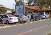 VIDEO Dono de quiosque na Praia Alegre transforma espaço público em estacionamento particular
