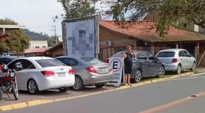 VIDEO Dono de quiosque na Praia Alegre transforma espaço público em estacionamento particular