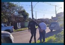 VIDEO Pastor é preso suspeito de estuprar adolescente em curso de batismo