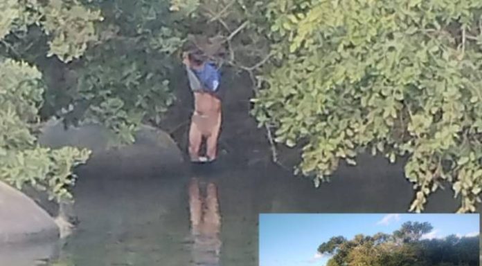 Homem é flagrado tomando banho pelado no Rio Perequezinho em Porto Belo