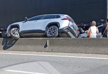 Carro vai parar em cima da mureta de proteção durante acidente na BR-101 em Penha