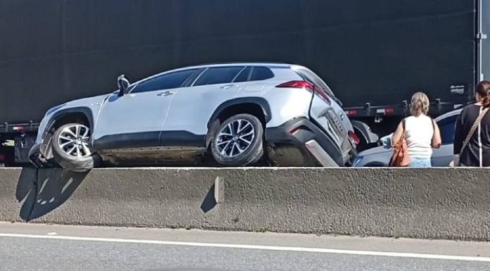 Carro vai parar em cima da mureta de proteção durante acidente na BR-101 em Penha