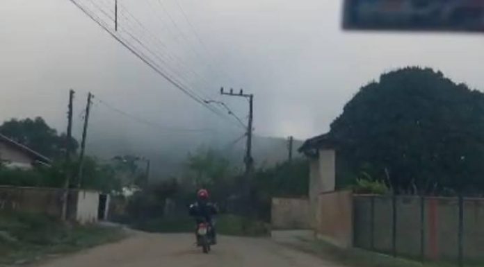 VIDEO Motorista faz um “tour” por rua do bairro onde reside o vice-prefeito de Penha e mostra estrada caótica