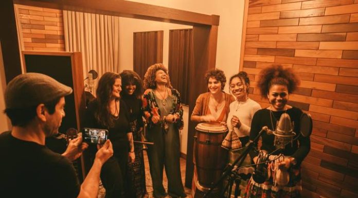 Coletivo de Mulheres Ayomidê lança primeiro álbum autoral