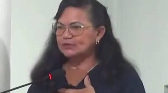 VIDEO Vereadora causa polêmica ao defender violência contra mulher: “Merece apanhar”