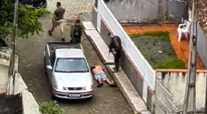 VIDEO PM de Barra Velha faz cerco e prende suspeito de envolvimento em homicídio em Joinville