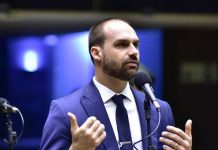 Pesquisa com os eleitores de SC aponta Eduardo Bolsonaro à frente de Lula em simulação para as eleições presidenciais de 2026