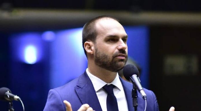 Pesquisa com os eleitores de SC aponta Eduardo Bolsonaro à frente de Lula em simulação para as eleições presidenciais de 2026