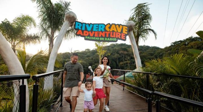 Fósseis raros e dinossauros gigantes: parque jurássico completa dois anos em BC