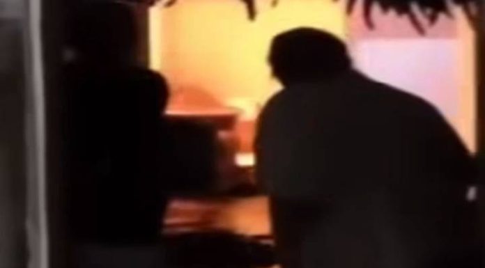 Mulher coloca fogo em casa, mata mãe e se justifica: “Jesus mandou”