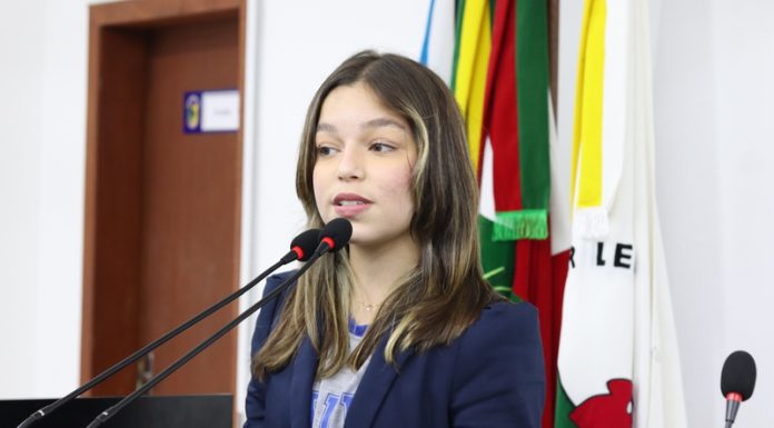 Ex-vereadora mirim de Penha, Manuella Unger, divulga projeto de reconhecimento nacional