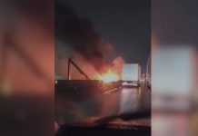 Caminhão carregado com botijão de gás pega fogo e interdita totalmente BR-101 em SC